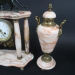 Garniture de cheminée en marbre rose veiné et bronze doré,...