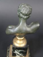 Petit buste d'Apollon en bronze patiné sur piédouche doré, base...