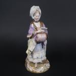 MEISSEN : Statuette en porcelaine polychrome représentant une jeune femme...