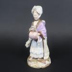 MEISSEN : Statuette en porcelaine polychrome représentant une jeune femme...