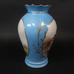 Dans le goût de SEVRES : Vase balustre en porcelaine...