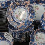 LIMOGES-HAVILAND : Service de table en porcelaine à décor polychrome...