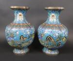 CHINE : Paire de vases balustres quadrilobés en bronze et...