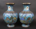 CHINE : Paire de vases balustres quadrilobés en bronze et...