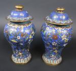 CHINE : Paire de vases balustres couverts en bronze et...