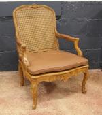 Large fauteuil à la Reine canné d'époque Régence en bois...