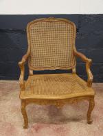 Large fauteuil à la Reine canné d'époque Régence en bois...