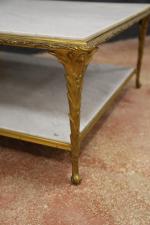 Attribué à BAGUES : Table basse carrée en bronze doré,...