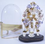 Globe de mariée contenant une figurine de la Saint Vierge...