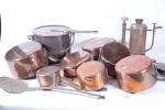Lot d'ustensiles en cuivre comprenant : casseroles, poeles sauteuses, marmite,...
