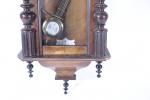 Carillon en noyer style Renaissance, le cadran émaillé, avec lentille...