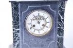 Pendule borne d'époque fin XIXème siècle en marbre noir et...