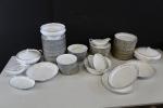 LIMOGES - Partie de service de vaisselle en porcelaine de...