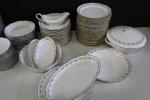 LIMOGES - Partie de service de vaisselle en porcelaine de...