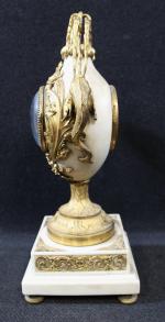 Pendule de style Louis XVI en marbre blanc et bronze...