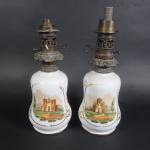 Paire de lampes à pétrole en porcelaine d'époque Restauration à...