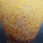 DELATTE : Vase à épaulement en verre moucheté jaune, orangé...