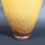 DELATTE : Vase à épaulement en verre moucheté jaune, orangé...