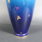 SEVRES : Vase à épaulement en porcelaine bleu dégradé à...