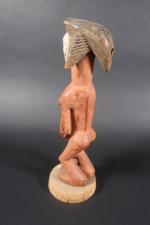 PUNU, Gabon.
Bois, pigments naturels dont kaolin.
Statue représentant un personnage féminin...