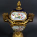 Brûle-parfum en porcelaine dans le goût de Sèvres à décor...