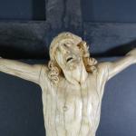 Christ en ivoire sculpté d'époque XVIII's. Haut. tête-pieds : 21,5...