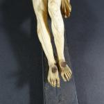 Christ en ivoire sculpté d'époque XVIII's. Haut. tête-pieds : 21,5...