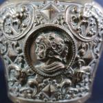 Cloche en bronze à décor de style néo-Renaissance avec profils...