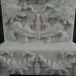 Pendule borne d'époque Restauration en albâtre à décor sculpté de...