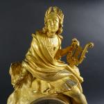 Pendule d'époque Romantique en bronze doré à décor d'un poète...