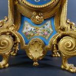Pendule d'époque Napoléon III en régule doré, sur pieds griffes,...