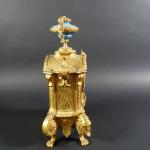 Pendule d'époque Napoléon III en régule doré, sur pieds griffes,...