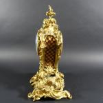 Cartel à poser de style Louis XV en bronze doré...
