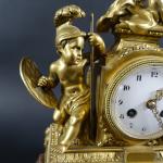 Petite pendule de style Louis XVI en bronze doré et...
