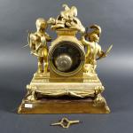 Petite pendule de style Louis XVI en bronze doré et...