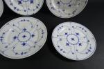 ROYAL COPENHAGUE : Six assiettes (dont 4 creuses) en porcelaine...
