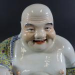 CHINE : Bouddha de prospérité assis en porcelaine émaillée polychrome,...