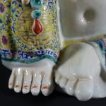 CHINE : Bouddha de prospérité assis en porcelaine émaillée polychrome,...