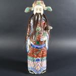 CHINE : Statuette d'immortel tenant un sceptre ruyi en porcelaine...
