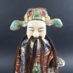 CHINE : Statuette d'immortel tenant un sceptre ruyi en porcelaine...