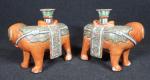 CHINE - CANTON : Paire d'éléphants carapaçonnés faisant porte-baguette d'encens...