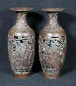 CHINE - Paire de vases en bronze ajouré à décor...