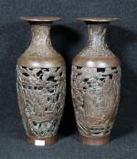 CHINE - Paire de vases en bronze ajouré à décor...