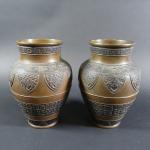 CHINE : Paire de vases en bronze patiné à décor...