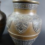 CHINE : Paire de vases en bronze patiné à décor...