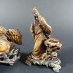 CHINE : Deux statuettes en stéatite : l'une représentant un...