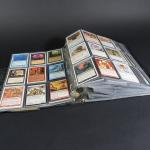 MAGIC THE GATHERING : 
Album de 600 cartes éditions de base...