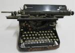 MAP. Machine à écrire années 30 en fonte laquée noire....