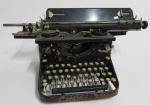 MAP. Machine à écrire années 30 en fonte laquée noire....