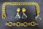 Parrure en métal plaqué or comprenant: collier à chaine et...